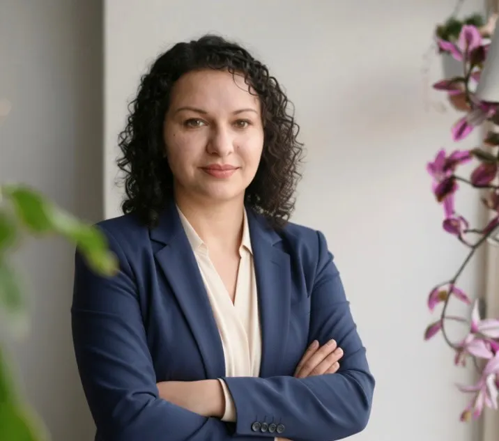 Roxanne, Law & Business English coach, in a navy blazer with her arms crossed
